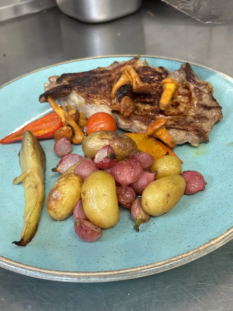 Côte de veau de l'Aveyron, girolles et pommes grenaille
