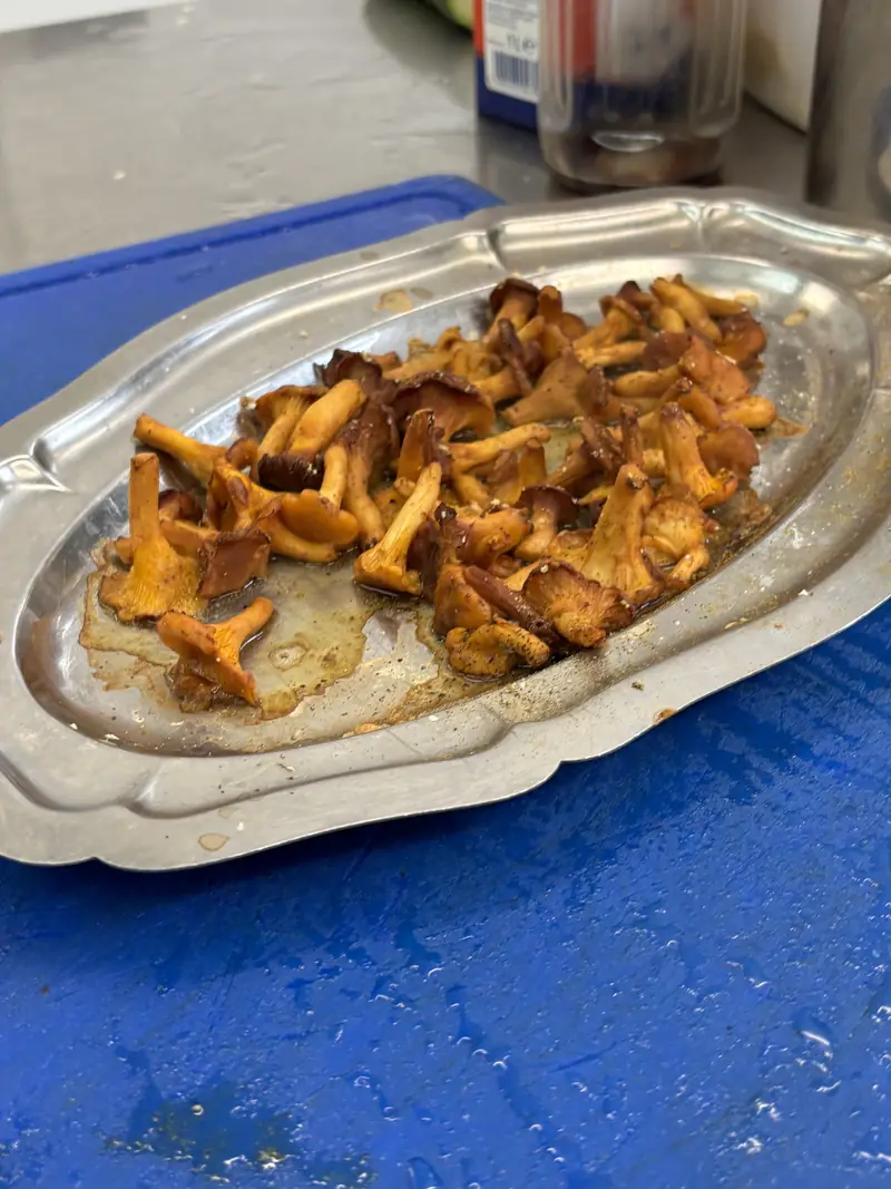 Girolles fraîches poêlées en cuisine
